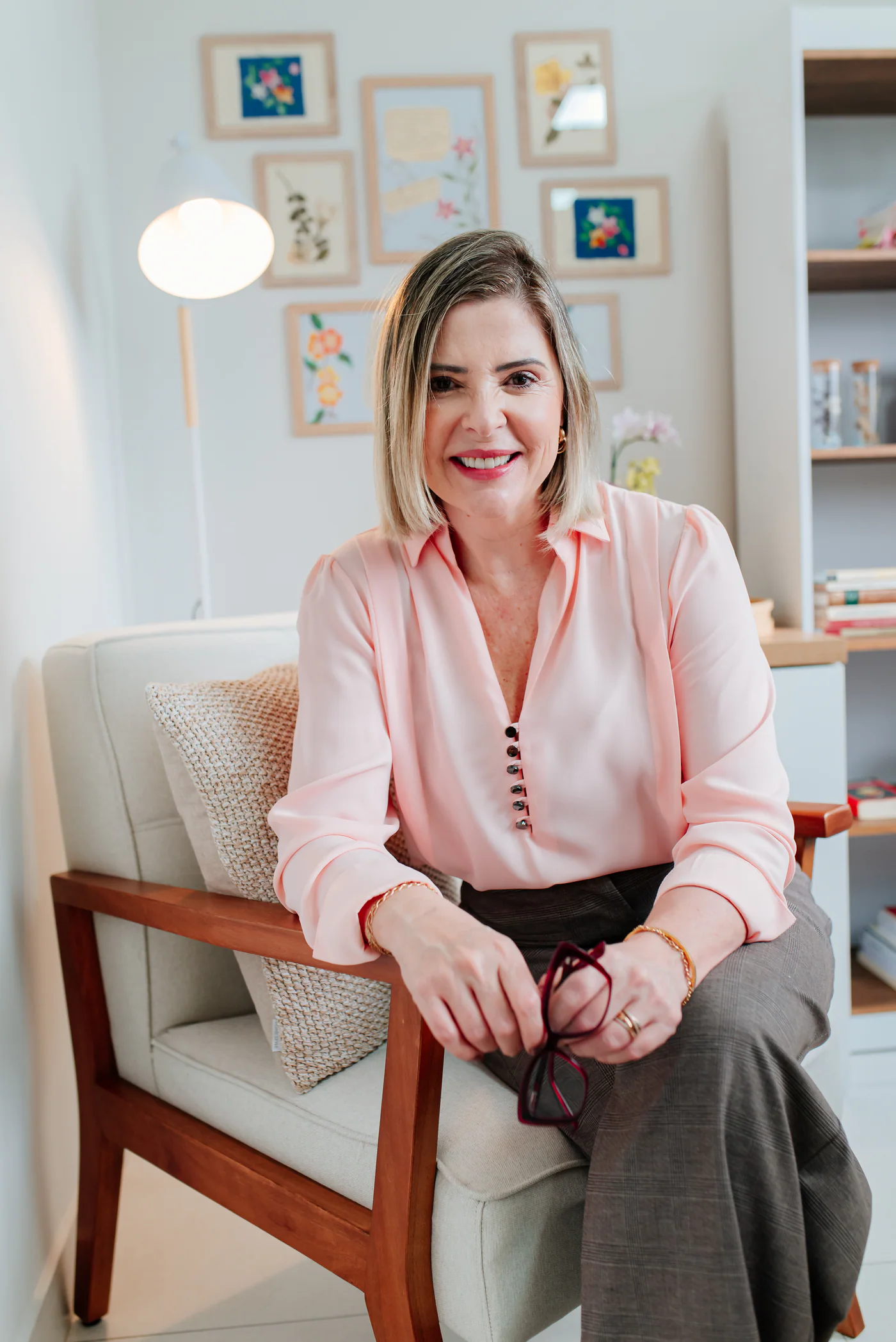 Alessandra Conde sentada em seu consultório